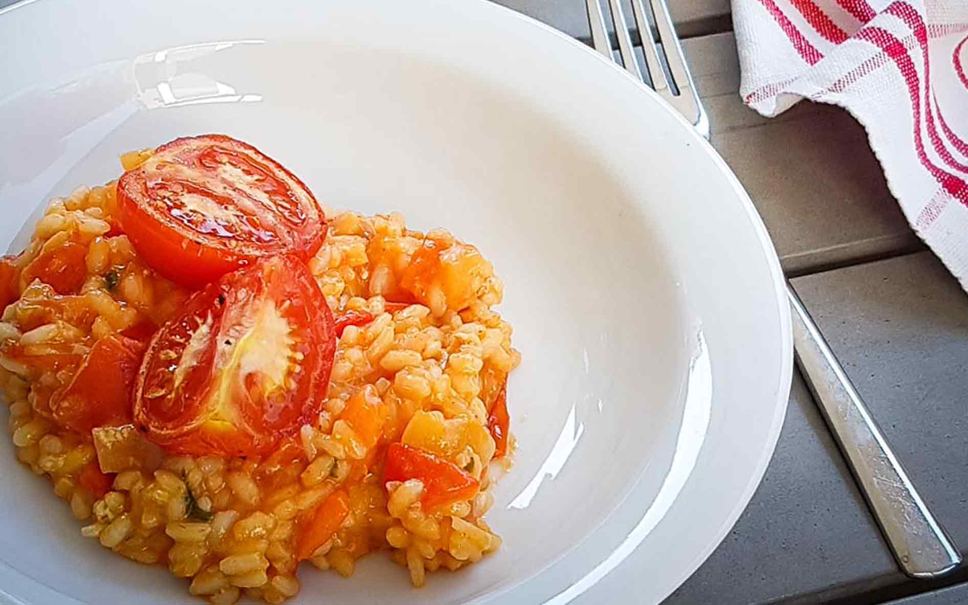 Recept voor smeuige risotto rosso met paprika en tomaat