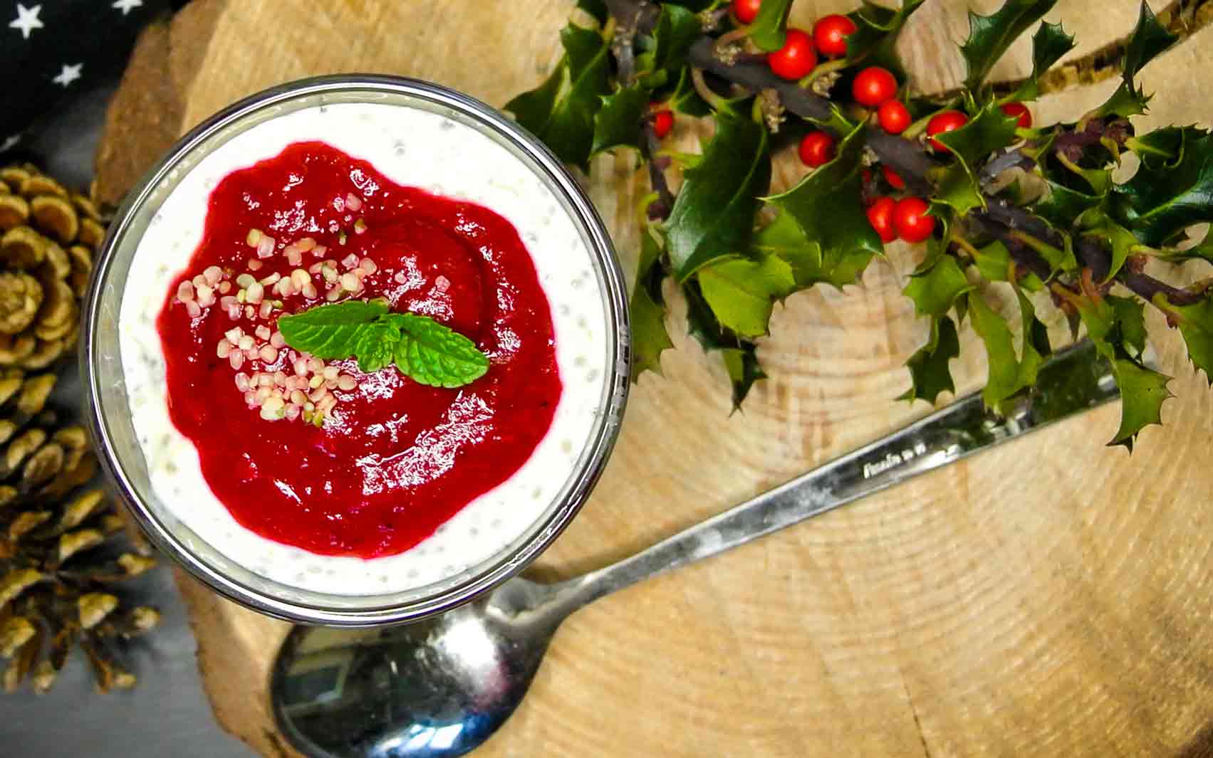 Overnight chiapudding met cranberrysaus