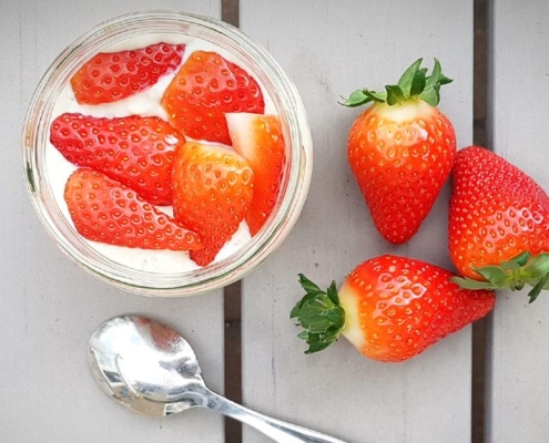 Gezonde vegan overnight oats met aardbei en amandel voor een snel ontbijt