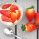Gezonde vegan overnight oats met aardbei en amandel voor een snel ontbijt