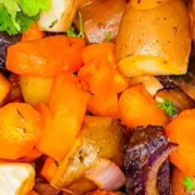 regenboog ovenschotel met vegan chorizo en paprika-hummus