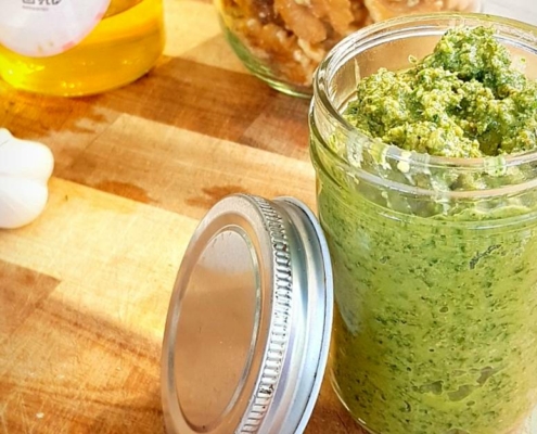 Verspillingsvrije pesto van wortelloof