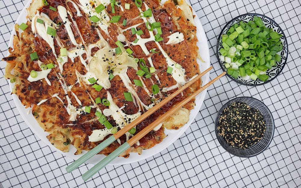 Recept: Hartige Japanse pannenkoek met kool okonomiyaki