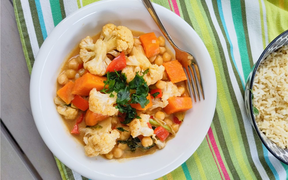 Recept: bloemkool curry met zoete aardappel en kikkererwten