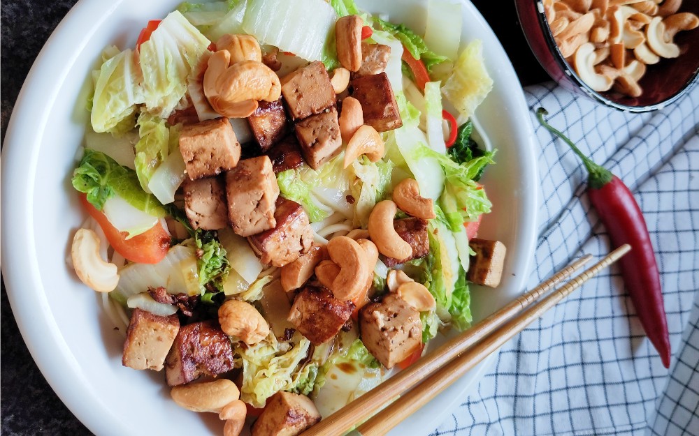 Recept: noedels met Chinese kool en tofu