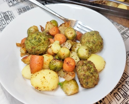 Traybake met geroosterde spruiten, venkel, wortel en krieltjes