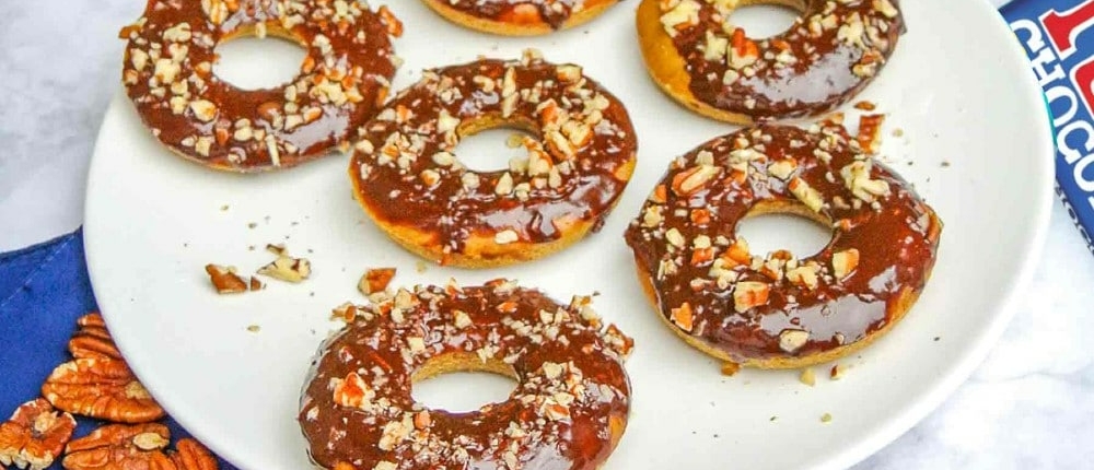 Kokos-donuts met chocola en pecan