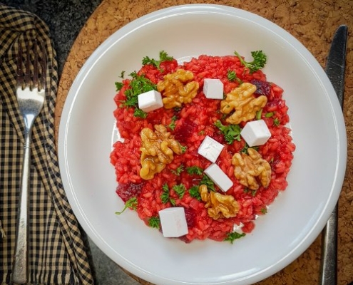 Rode bieten risotto gekarameliseerde walnoten