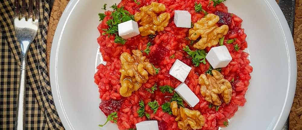 Rode bieten risotto gekarameliseerde walnoten