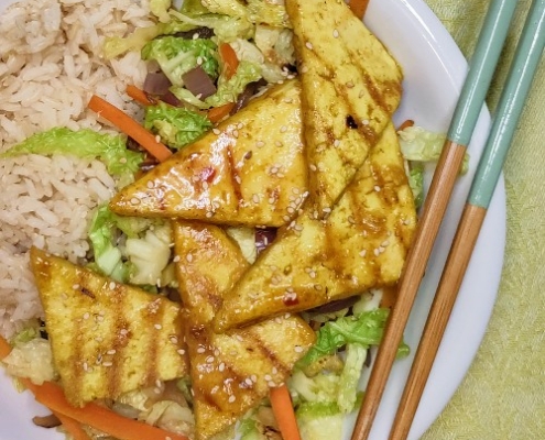 Roerbak met groene kool en tofu met mango chuteney