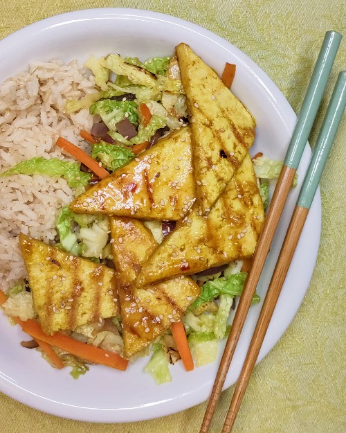 Roerbak met groene kool en tofu met mango chuteney