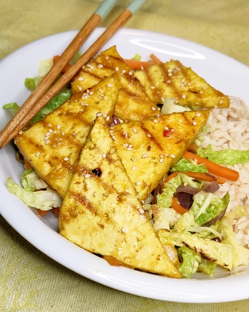 Roerbak met groene kool en tofu met mango chuteney