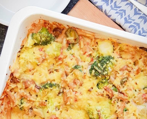 Vegan ovenpasta met broccoli en prei kaassaus