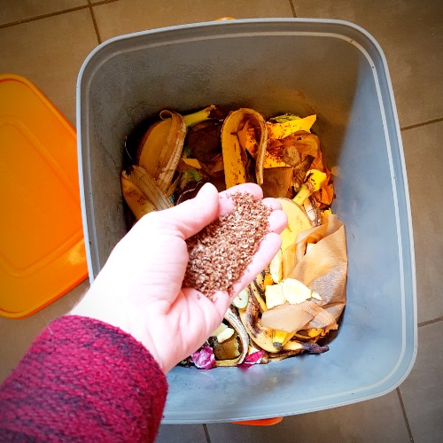 je kunt je eigen voedselresten composteren met een Bokashi emmer