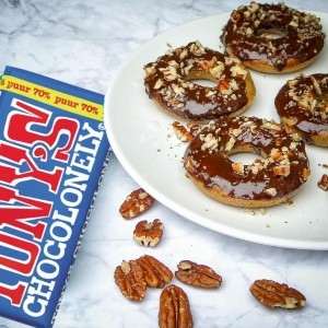 kokos-donuts met chocola en pecannoten