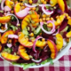 Salade met rode bieten en gegrilde perzik