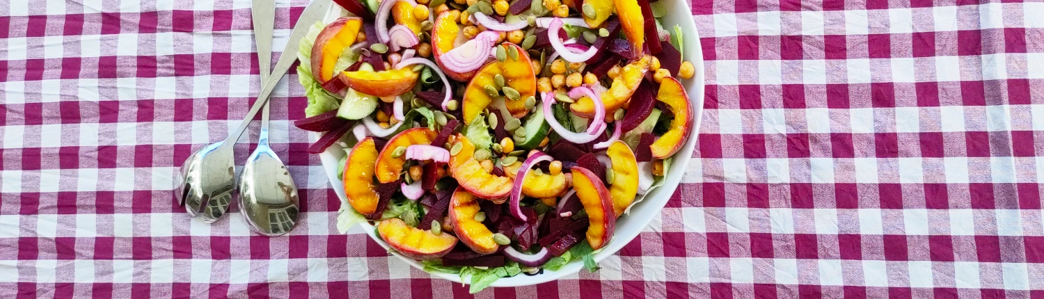 Salade met rode bieten en gegrilde perzik