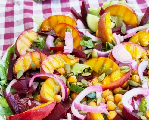 rode bieten salade met gegrilde perzik