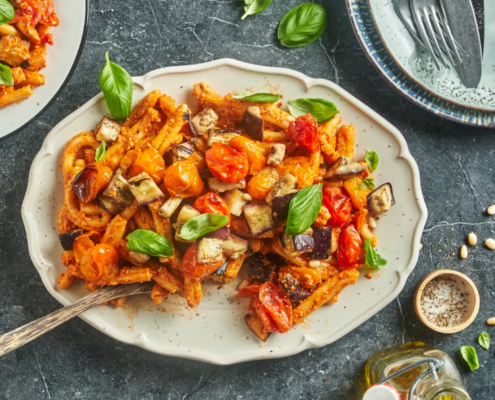 Every day vegan in 30 minuten rode pesto pasta