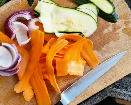 kleurrijke groentetaartjes met ui, courgette en wortel