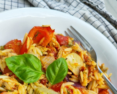 Zomerse orzo met geroosterde venkel, paprika en tomaat