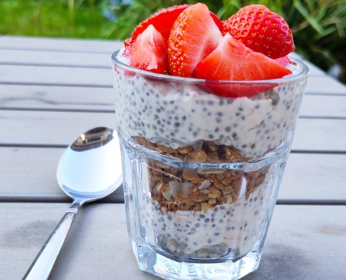 Chiapudding met granola en fruit