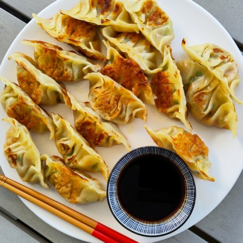 Plantaardige Japanse gyoza op twee manieren met sojasaus