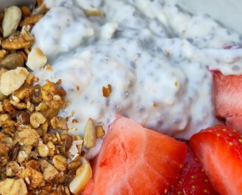 Chiapudding met granola en fruit