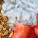 Chiapudding met granola en fruit