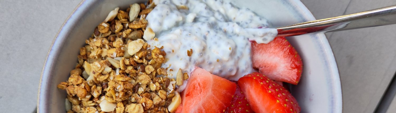 Chiapudding met granola en fruit