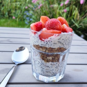 Vegan chiapudding met granola en aardbeien