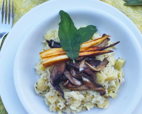 Risotto met pastinaak, gemengde paddenstoelen en gefrituurde salie