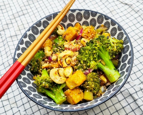 Roerbak met tofu broccoli en cashewnoten