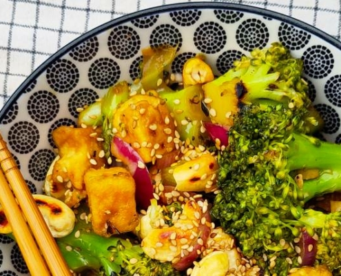 Roerbak met tofu, broccoli en cashewnoten