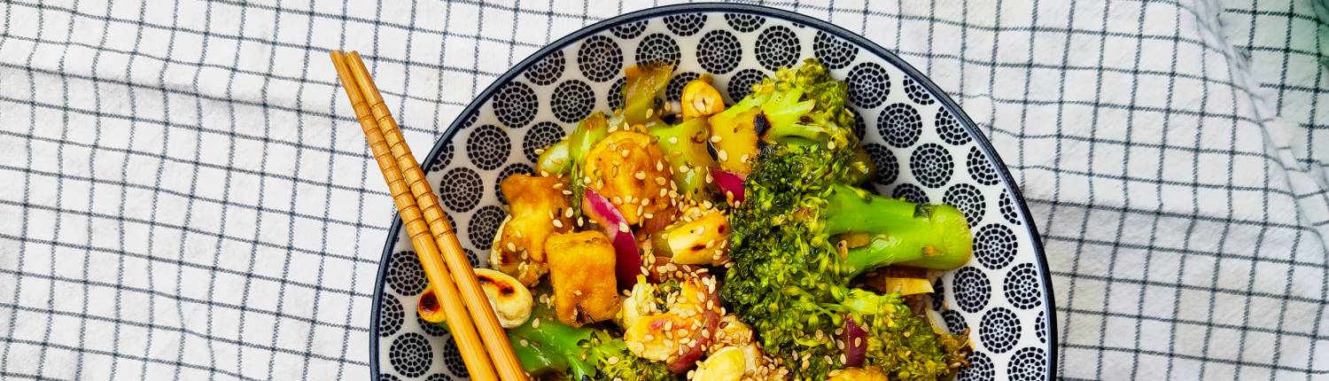 Roerbak met tofu, broccoli en cashewnoten