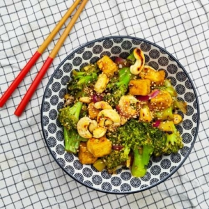 Roerbak met tofu broccoli en cashewnoten