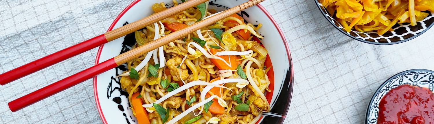 Vegetarische bami goreng met Chinese kool