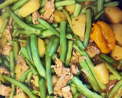 Vegetarische roti met vegan kip en sperziebonen