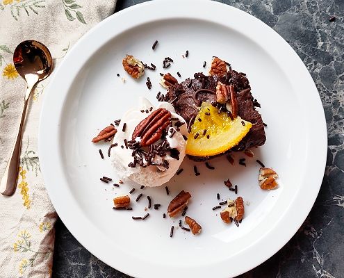 dessert vegan brownie sinaasappel kaneel vanilleijs