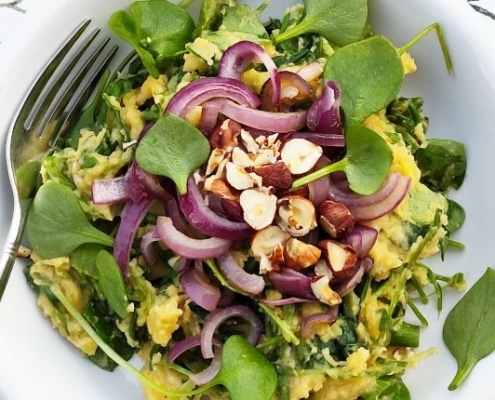 Winterpostelein stamppot met rode pesto en gekarameliseerde rode ui