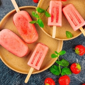 zelf aardbeien ijsjes maken van verse aardbeien