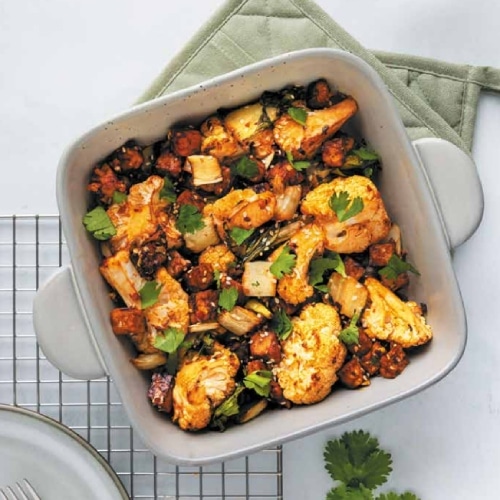 Recept: Traybake met bloemkool, tempeh en paksoi