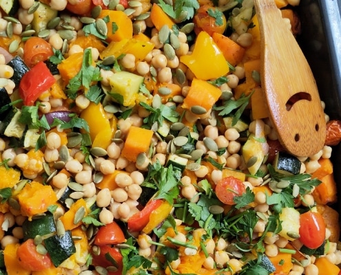 Recept: Traybake met pompoen, courgette en kikkererwten